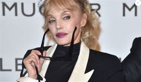 Arielle Dombasle à poil : vidéos porno et sex tapes @ xHamster